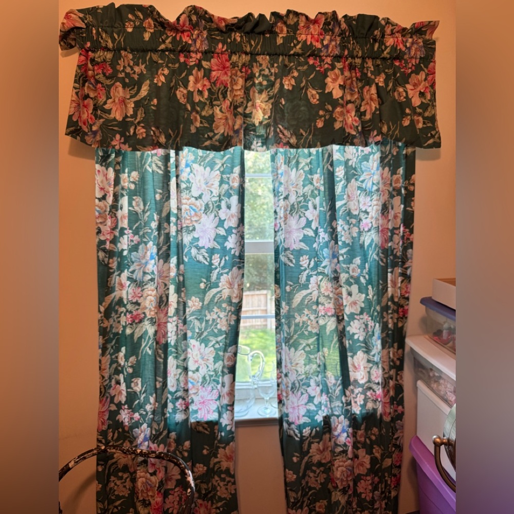 Curtains with valence